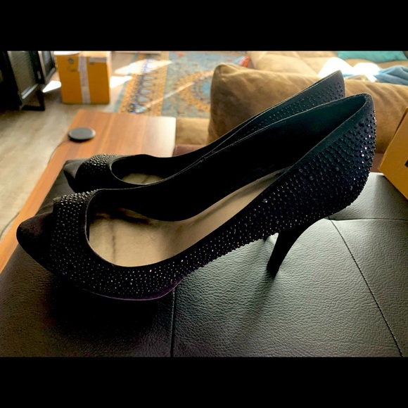 Nice heels only worn a few times. Just don’t wear them anymore. Enjoy them!!!! - Picture 1 of 3